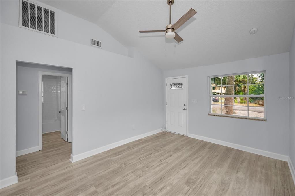 For Sale: $259,000 (2 beds, 1 baths, 660 Square Feet)