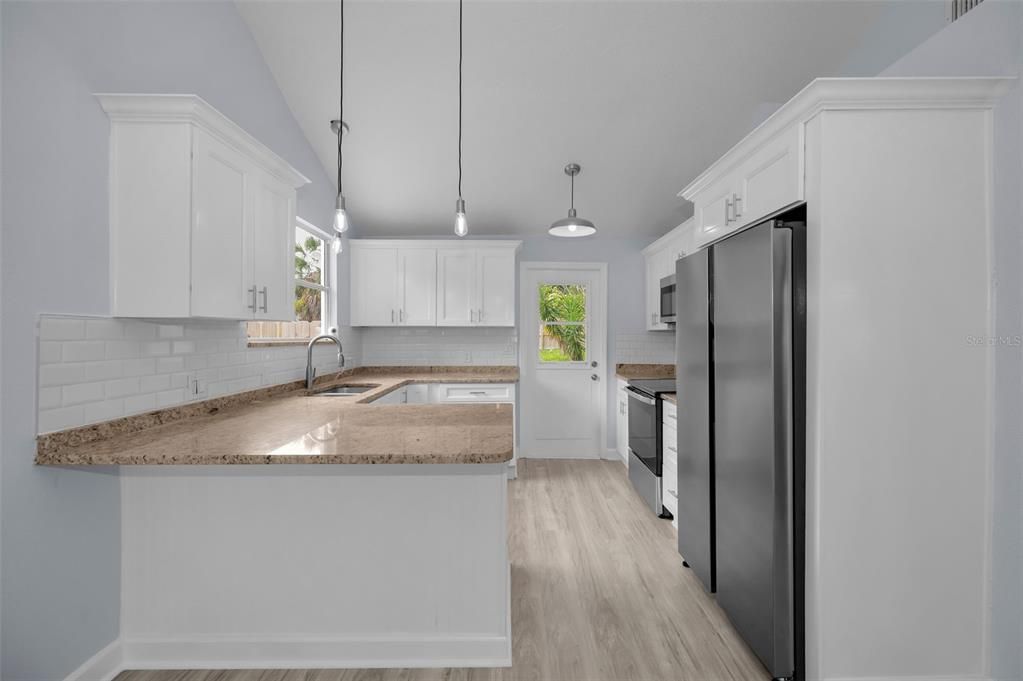 For Sale: $259,000 (2 beds, 1 baths, 660 Square Feet)