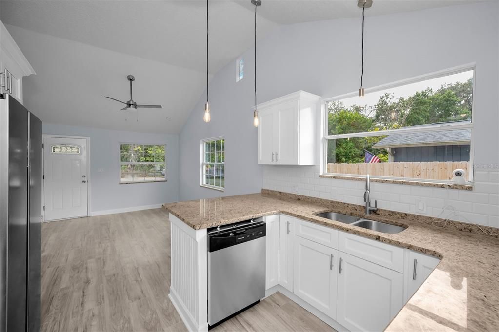 For Sale: $259,000 (2 beds, 1 baths, 660 Square Feet)