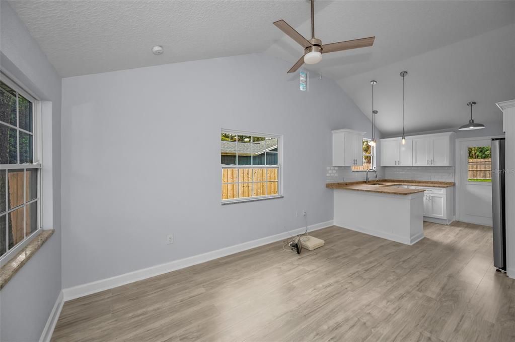 For Sale: $259,000 (2 beds, 1 baths, 660 Square Feet)