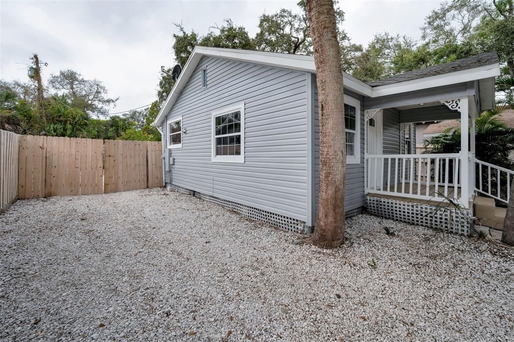 For Sale: $259,000 (2 beds, 1 baths, 660 Square Feet)