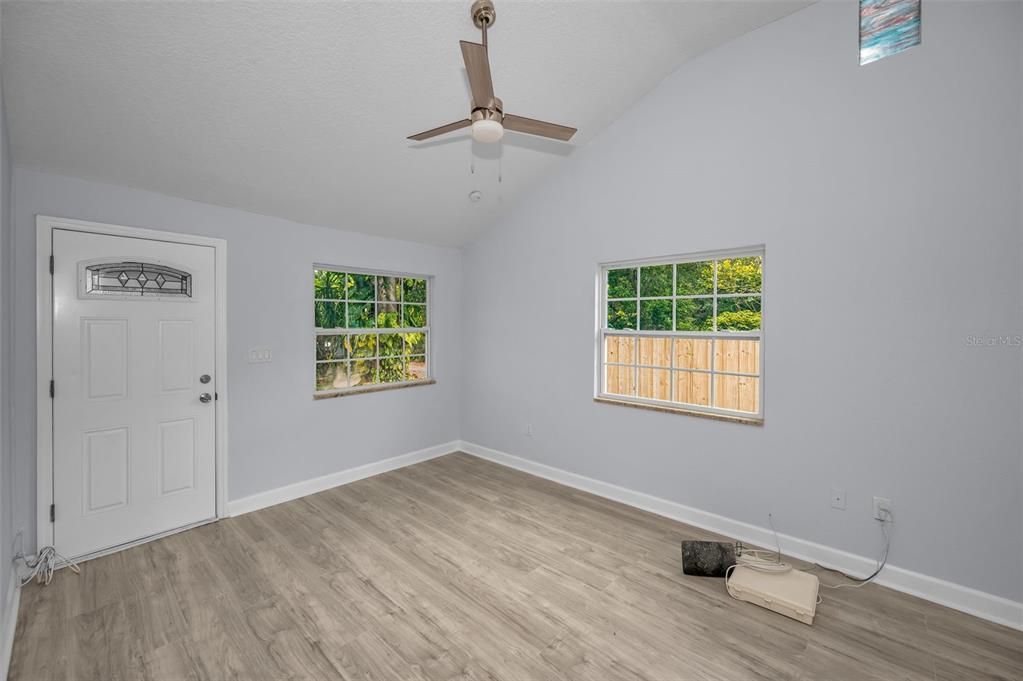 For Sale: $259,000 (2 beds, 1 baths, 660 Square Feet)