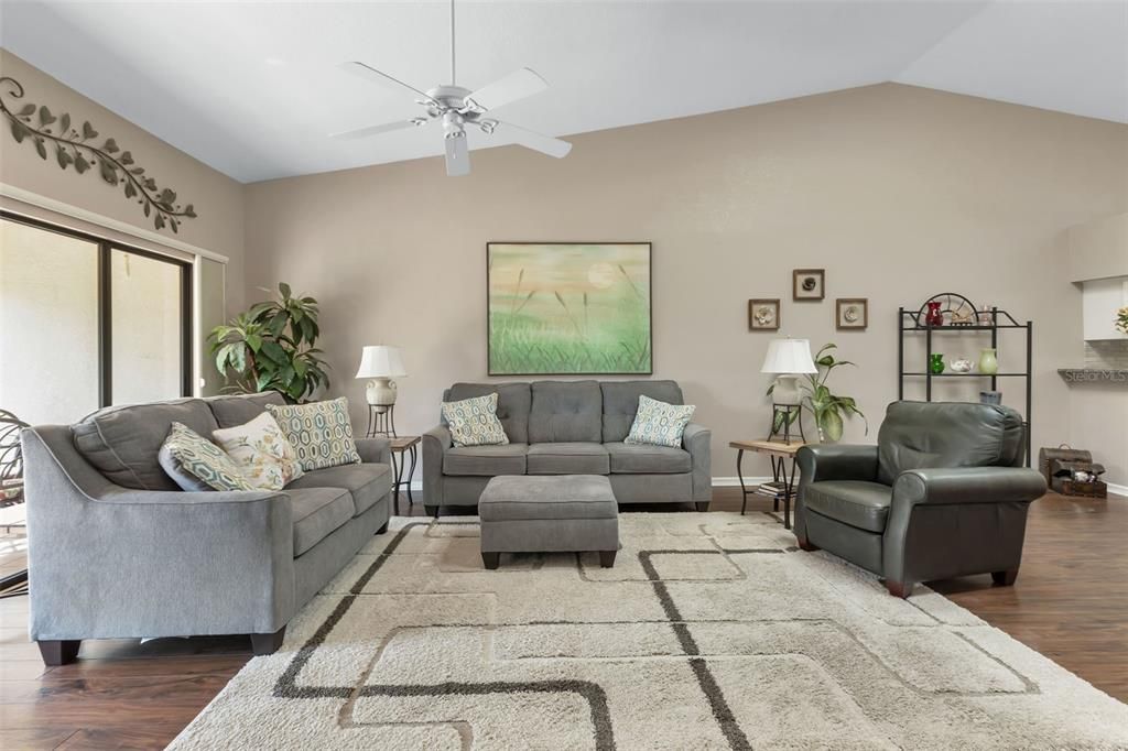 出租: $1,785 (2 贝兹, 2 浴室, 1631 平方英尺)