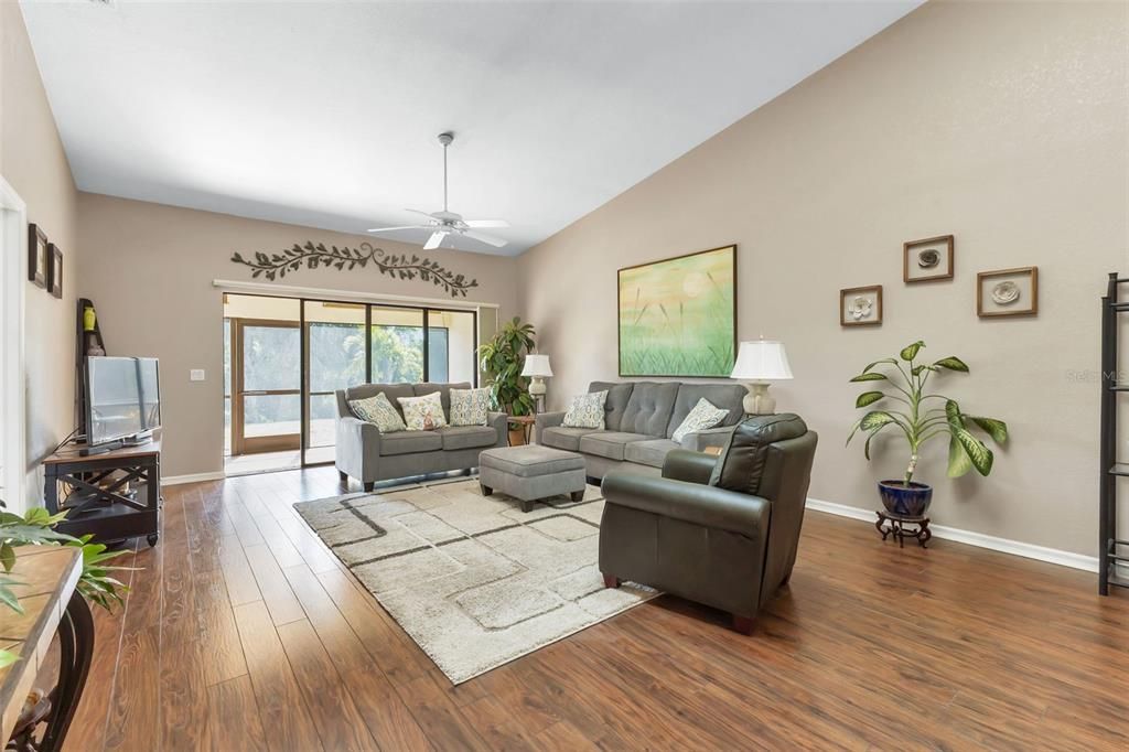 出租: $1,785 (2 贝兹, 2 浴室, 1631 平方英尺)