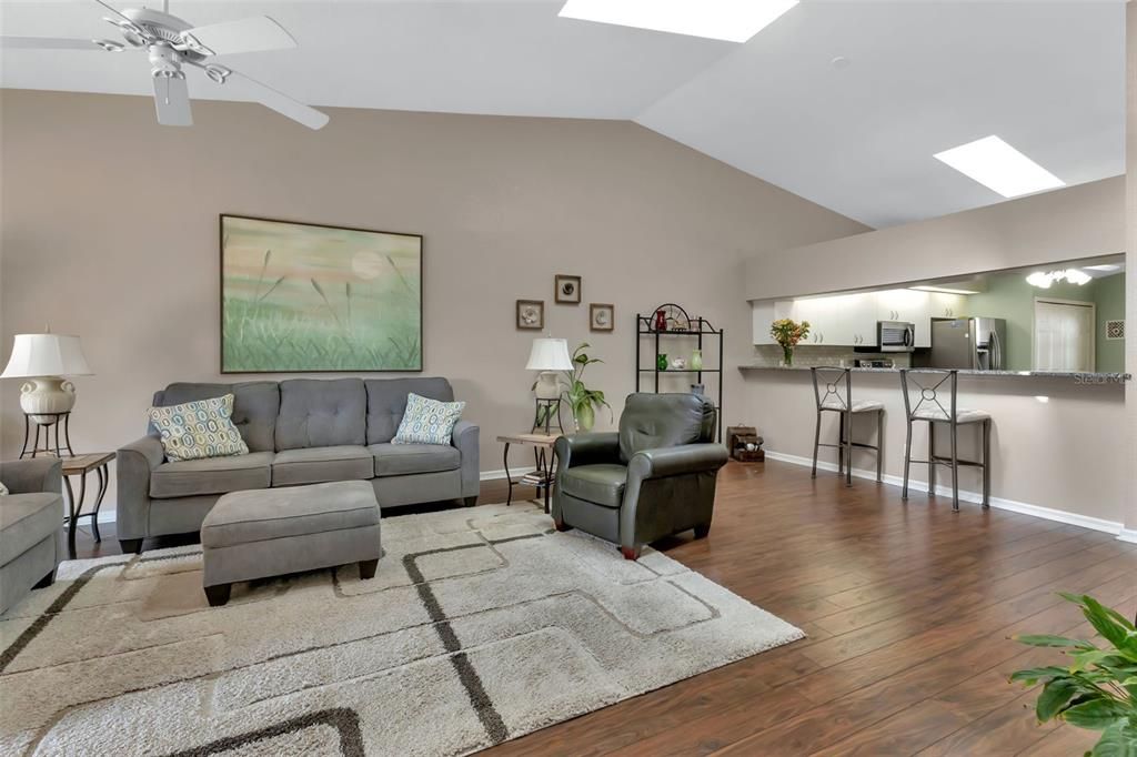 出租: $1,785 (2 贝兹, 2 浴室, 1631 平方英尺)