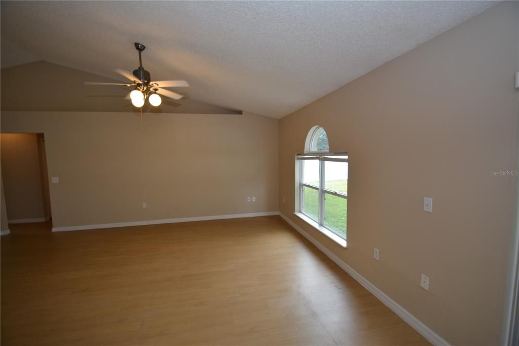 В аренду: $1,950 (3 спален, 2 ванн, 1619 Квадратных фут)