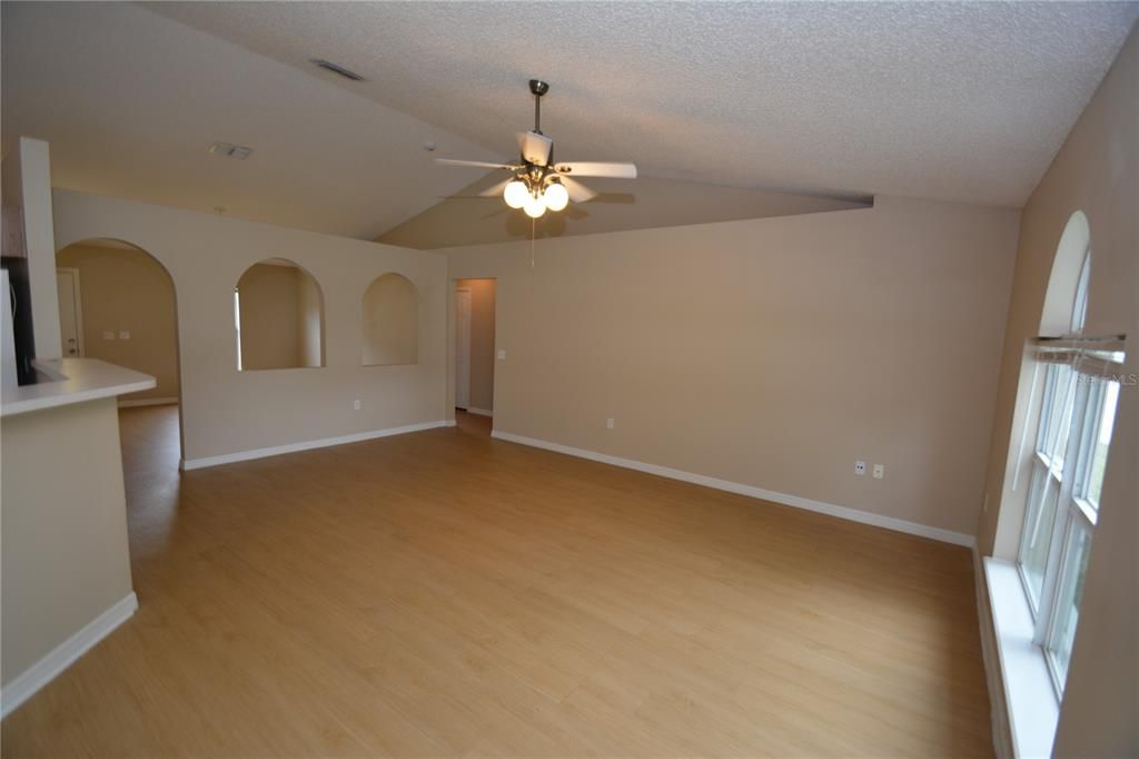 В аренду: $1,950 (3 спален, 2 ванн, 1619 Квадратных фут)