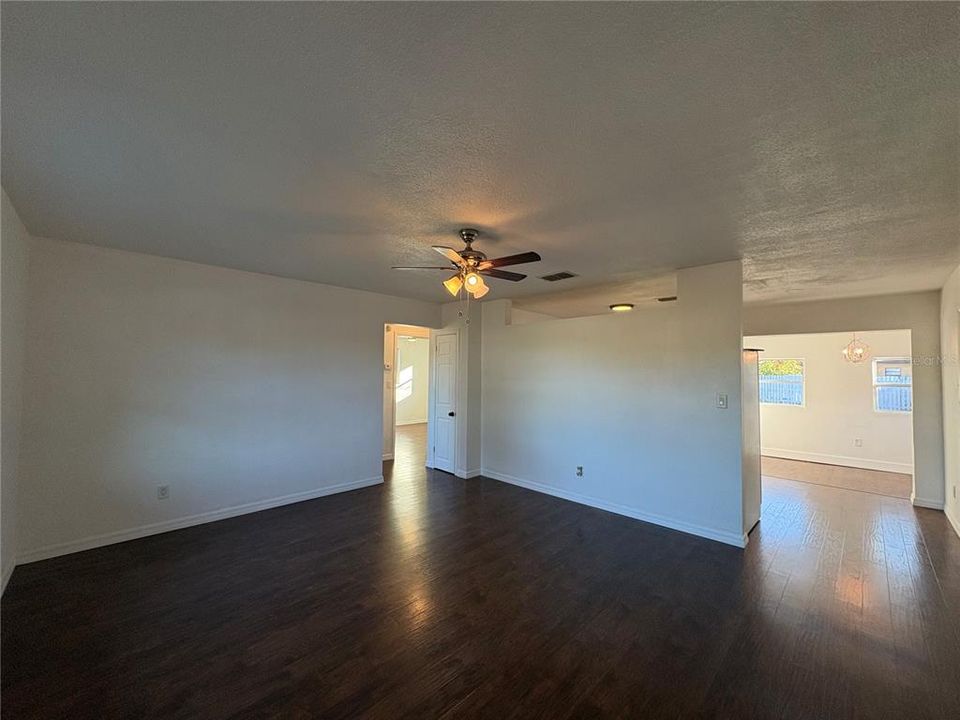 На продажу: $365,000 (3 спален, 2 ванн, 1246 Квадратных фут)