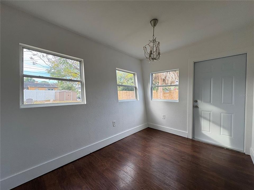 На продажу: $365,000 (3 спален, 2 ванн, 1246 Квадратных фут)