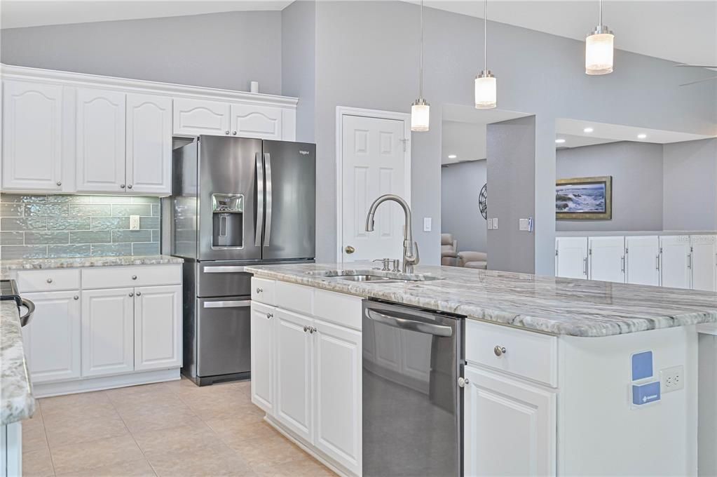 На продажу: $390,000 (3 спален, 2 ванн, 1888 Квадратных фут)