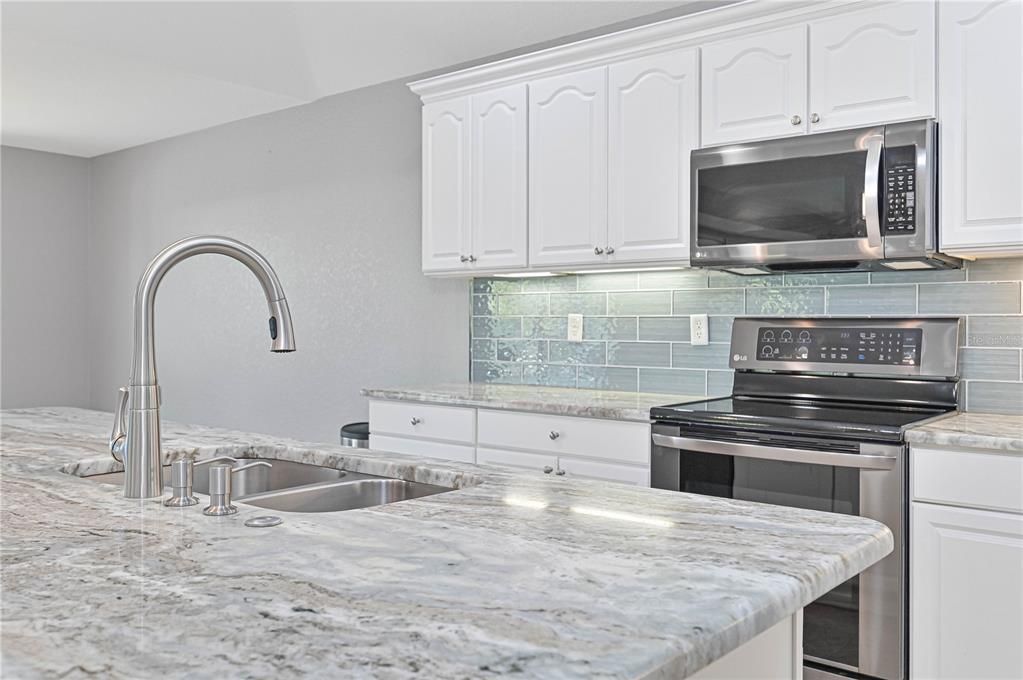 На продажу: $390,000 (3 спален, 2 ванн, 1888 Квадратных фут)