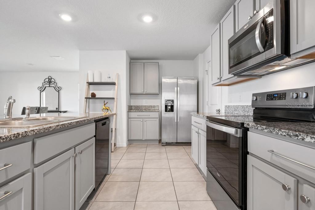 待售: $435,000 (4 贝兹, 2 浴室, 2248 平方英尺)