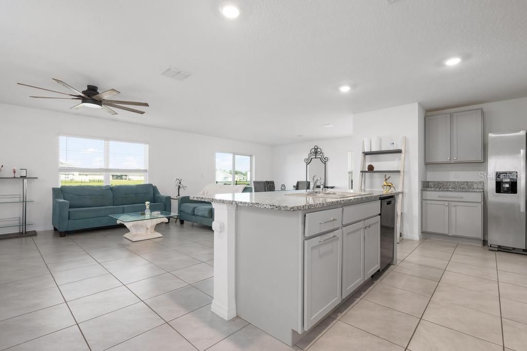 待售: $435,000 (4 贝兹, 2 浴室, 2248 平方英尺)