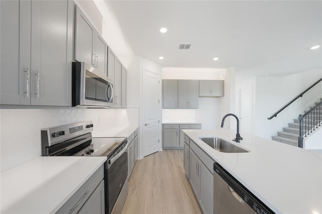 На продажу: $471,905 (4 спален, 3 ванн, 2519 Квадратных фут)