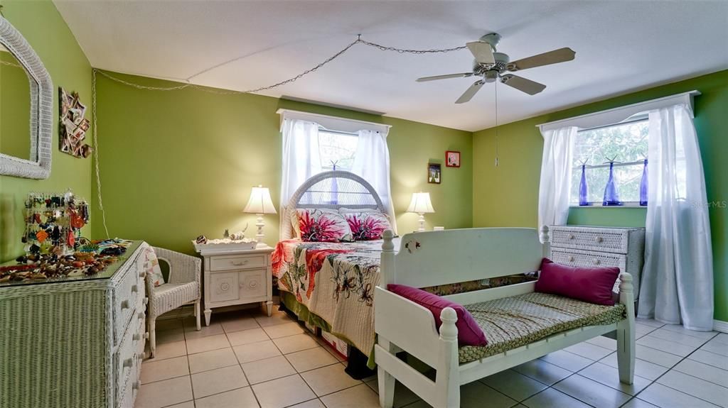 На продажу: $4,500,000 (2 спален, 2 ванн, 1680 Квадратных фут)