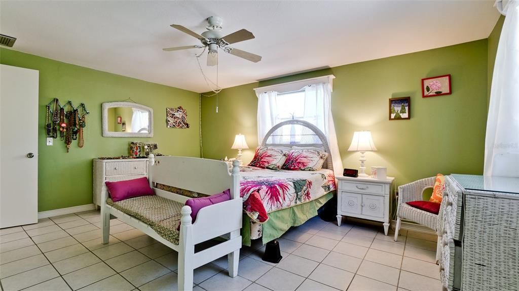 На продажу: $4,500,000 (2 спален, 2 ванн, 1680 Квадратных фут)