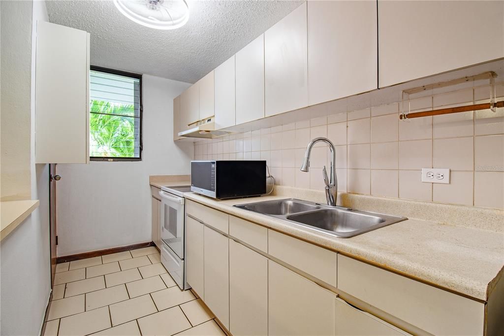 For Sale: $228,000 (3 beds, 2 baths, 1190 Square Feet)