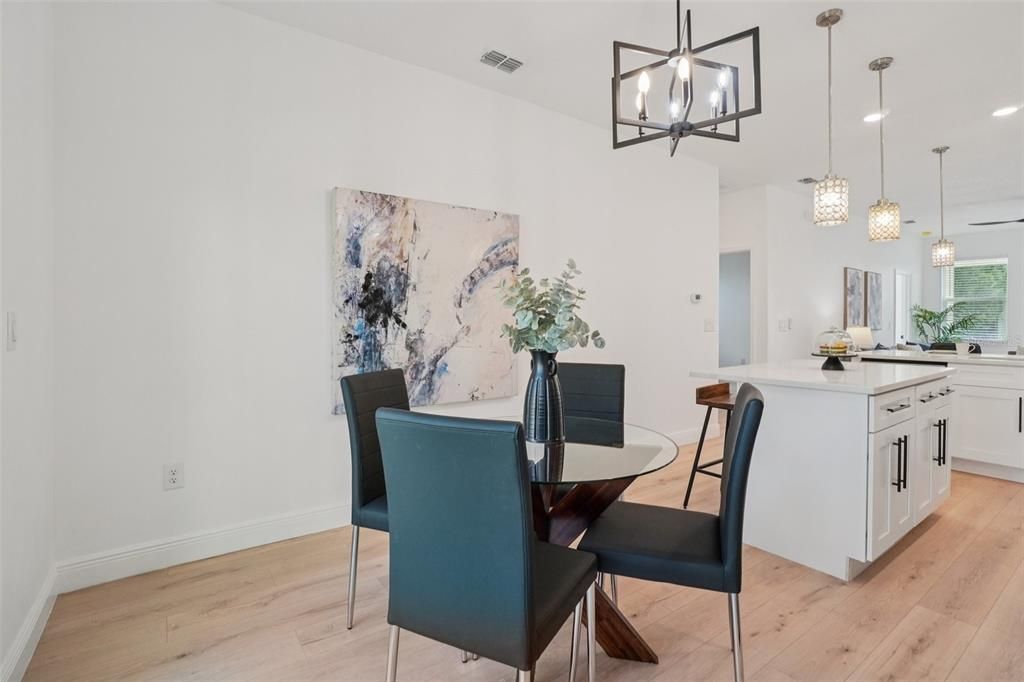 En Venta: $375,000 (4 camas, 2 baños, 1369 Pies cuadrados)