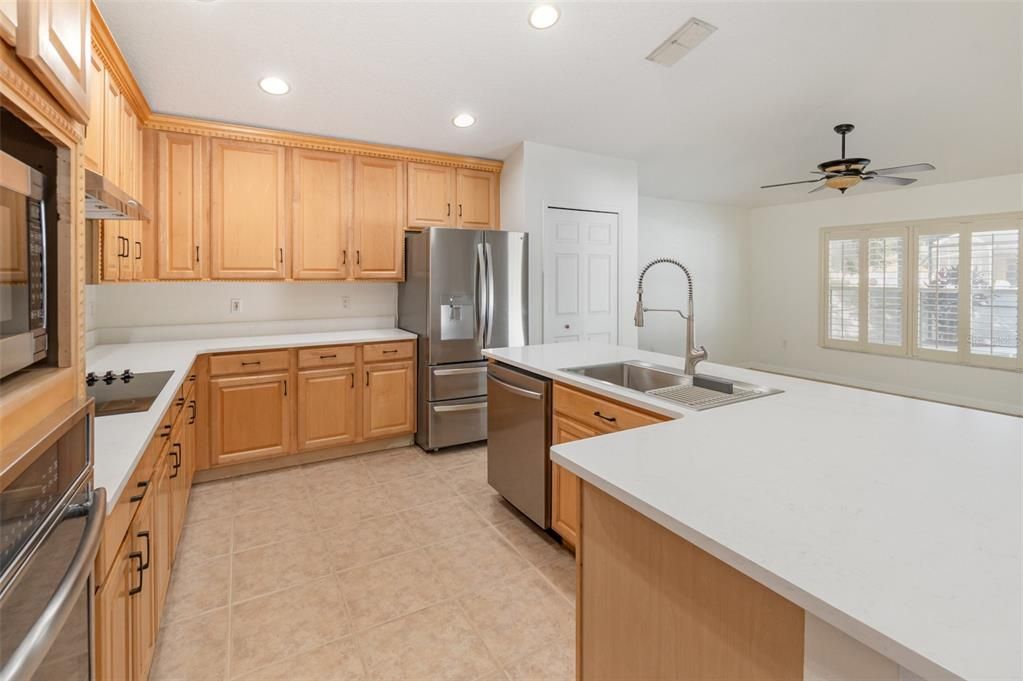 На продажу: $700,000 (5 спален, 3 ванн, 3381 Квадратных фут)