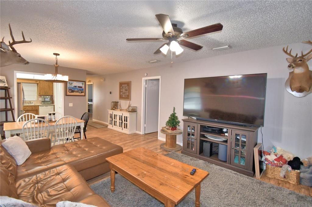 For Sale: $299,999 (2 beds, 2 baths, 1293 Square Feet)