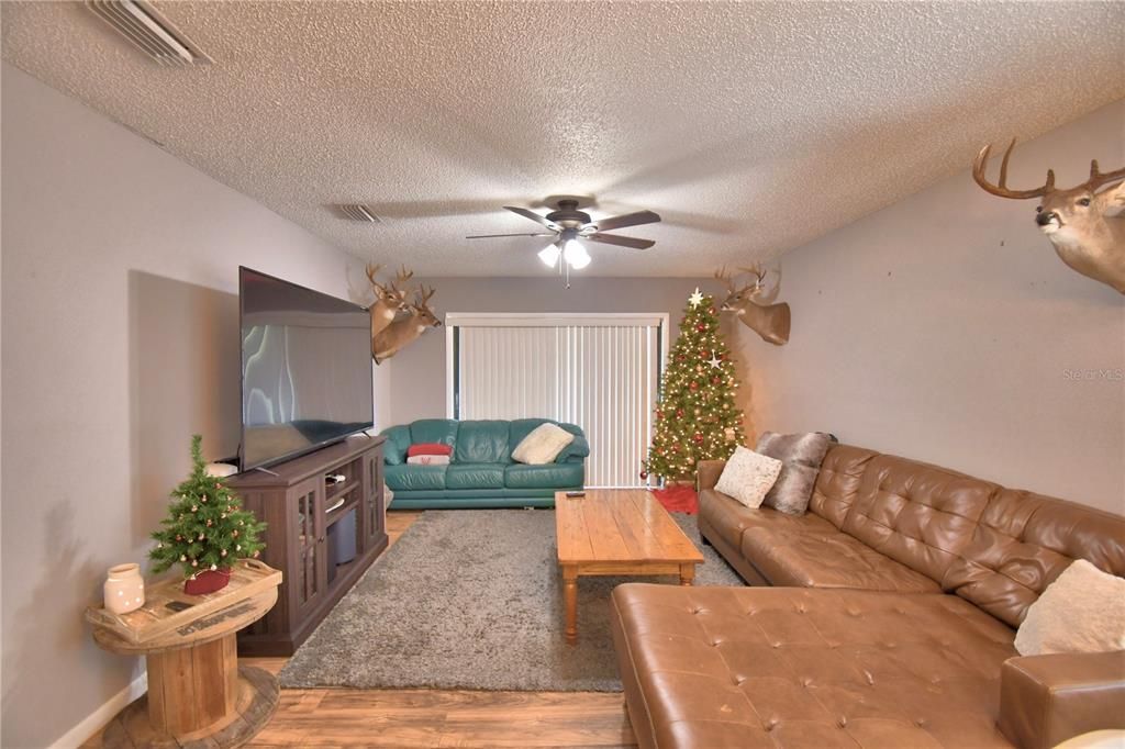 For Sale: $299,999 (2 beds, 2 baths, 1293 Square Feet)