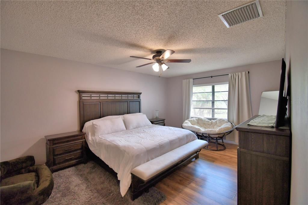 For Sale: $299,999 (2 beds, 2 baths, 1293 Square Feet)