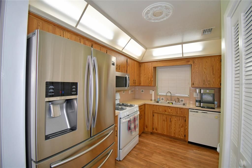 For Sale: $299,999 (2 beds, 2 baths, 1293 Square Feet)