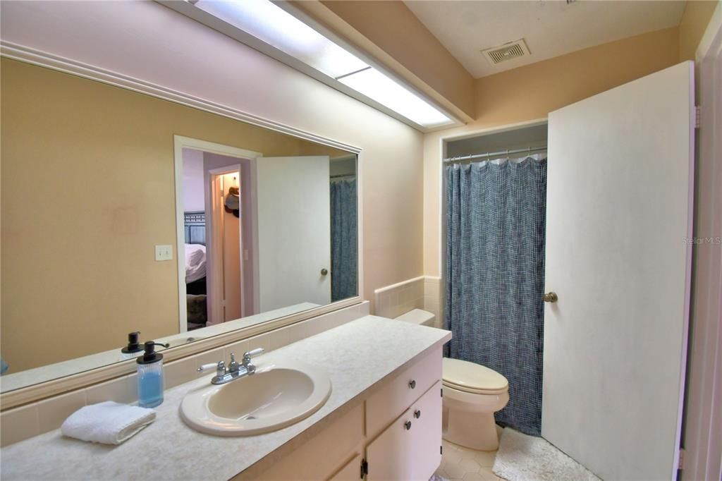 For Sale: $299,999 (2 beds, 2 baths, 1293 Square Feet)