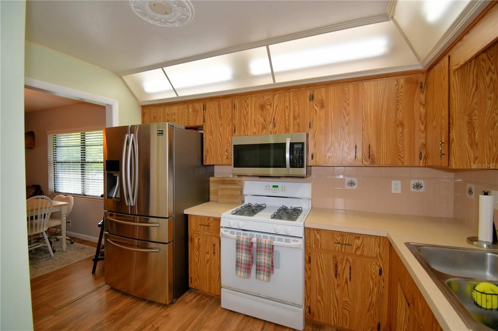 For Sale: $299,999 (2 beds, 2 baths, 1293 Square Feet)