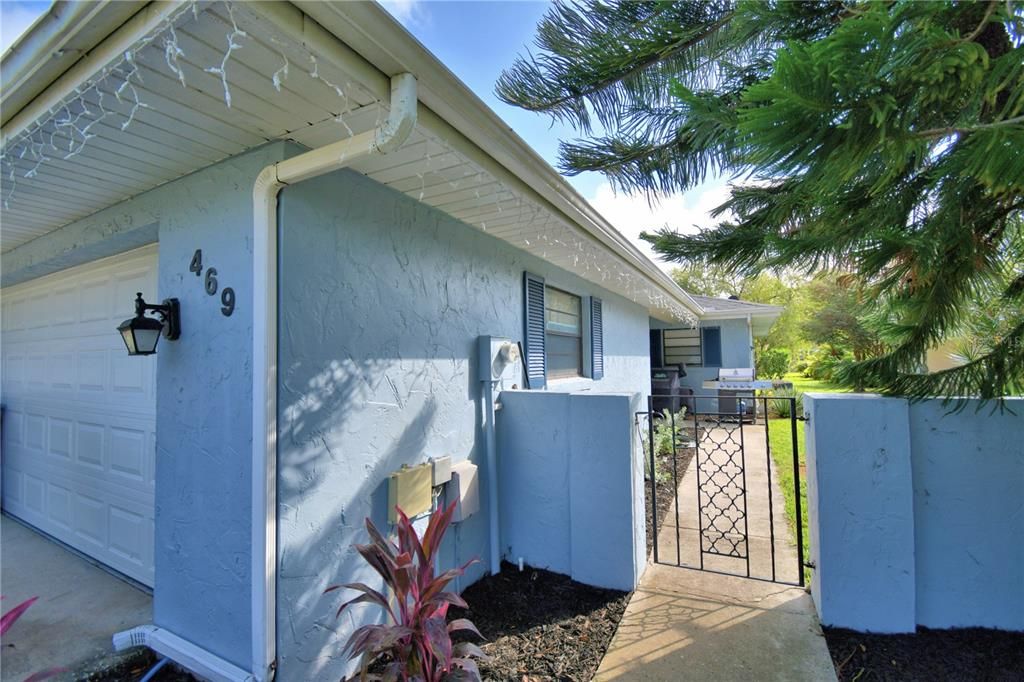 For Sale: $299,999 (2 beds, 2 baths, 1293 Square Feet)