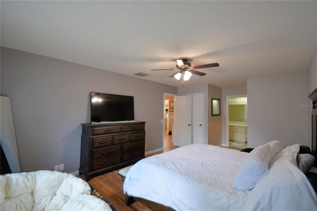 For Sale: $299,999 (2 beds, 2 baths, 1293 Square Feet)