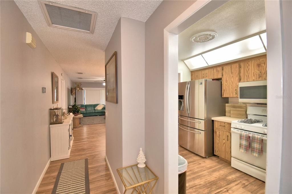 For Sale: $299,999 (2 beds, 2 baths, 1293 Square Feet)