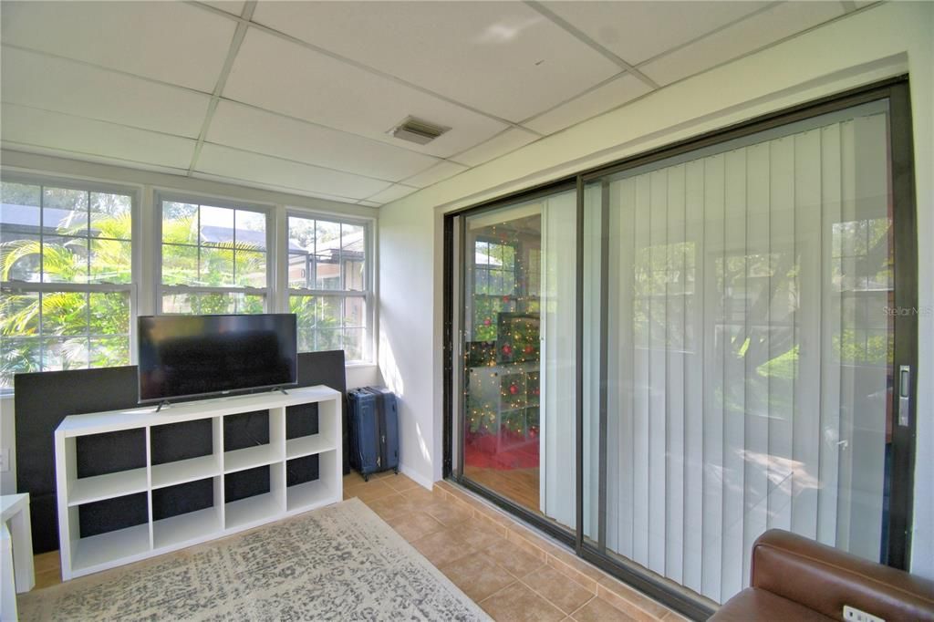 For Sale: $299,999 (2 beds, 2 baths, 1293 Square Feet)