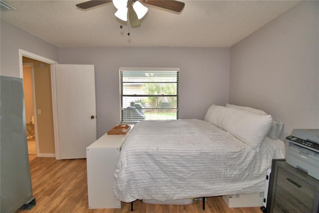 For Sale: $299,999 (2 beds, 2 baths, 1293 Square Feet)