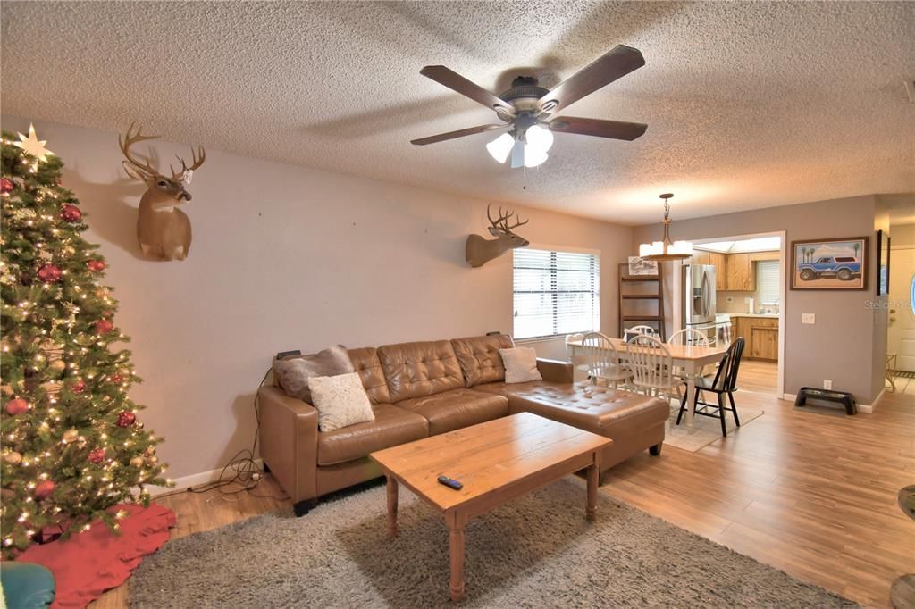 For Sale: $299,999 (2 beds, 2 baths, 1293 Square Feet)