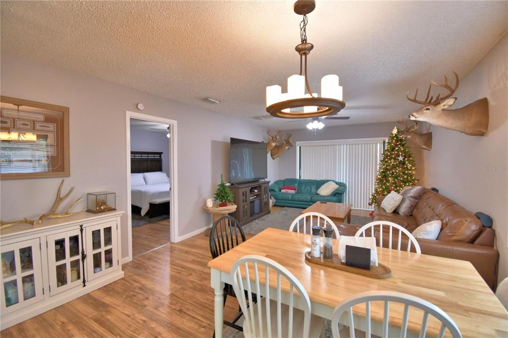 For Sale: $299,999 (2 beds, 2 baths, 1293 Square Feet)