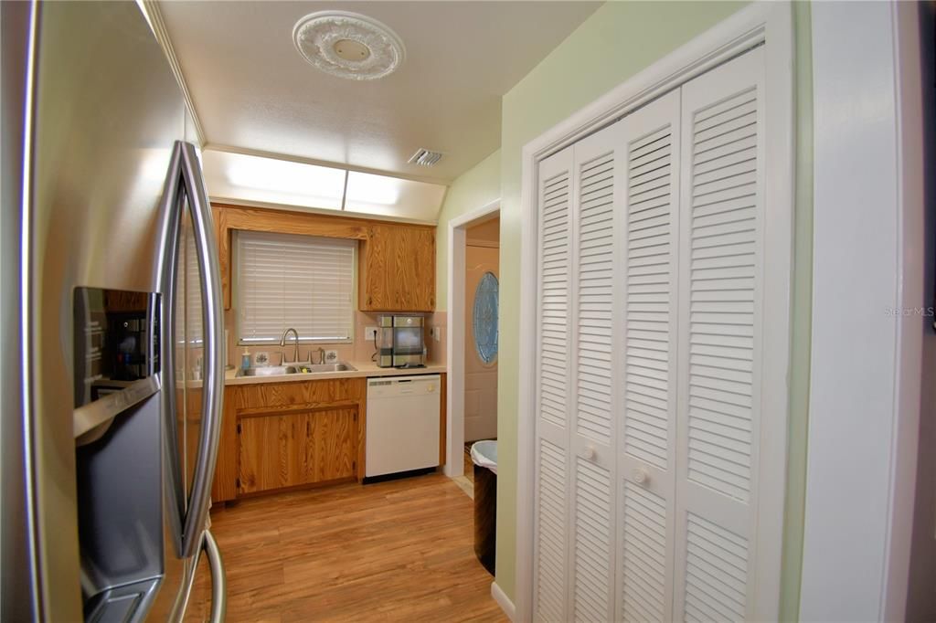 For Sale: $299,999 (2 beds, 2 baths, 1293 Square Feet)