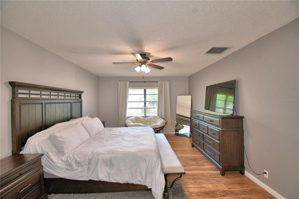 For Sale: $299,999 (2 beds, 2 baths, 1293 Square Feet)