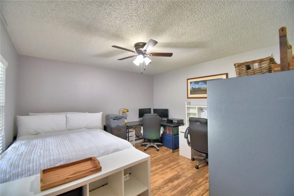 For Sale: $299,999 (2 beds, 2 baths, 1293 Square Feet)