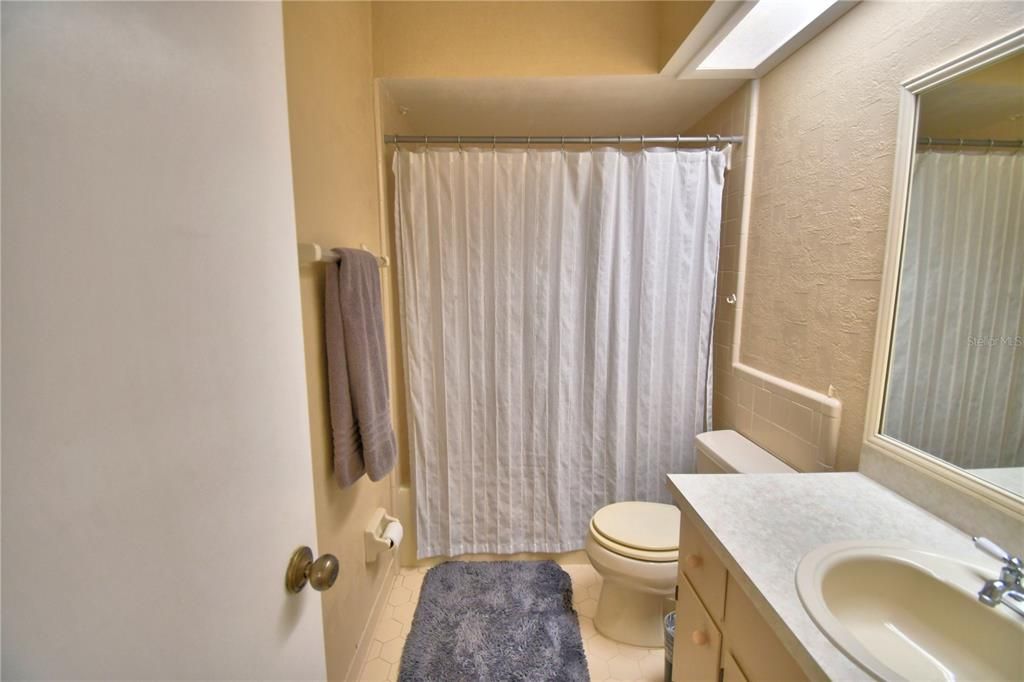 For Sale: $299,999 (2 beds, 2 baths, 1293 Square Feet)