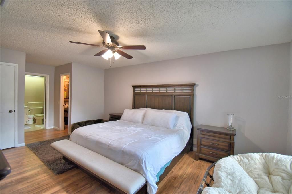 For Sale: $299,999 (2 beds, 2 baths, 1293 Square Feet)