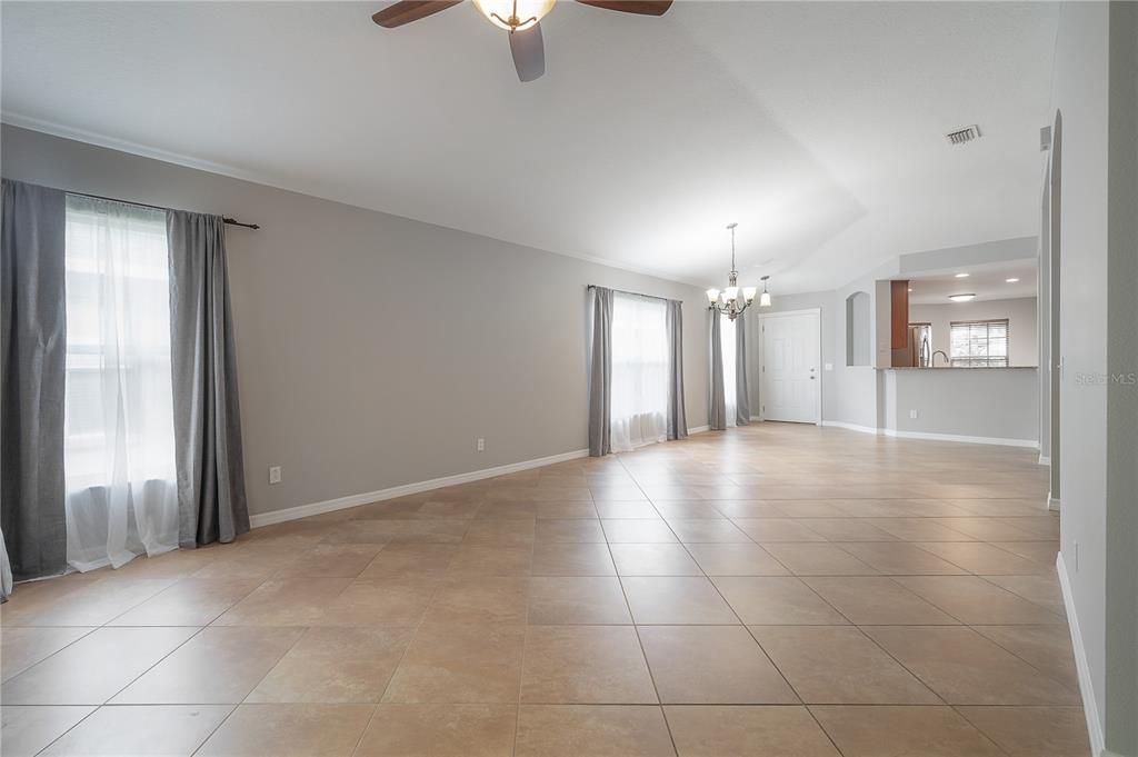 出租: $3,100 (3 贝兹, 2 浴室, 1549 平方英尺)