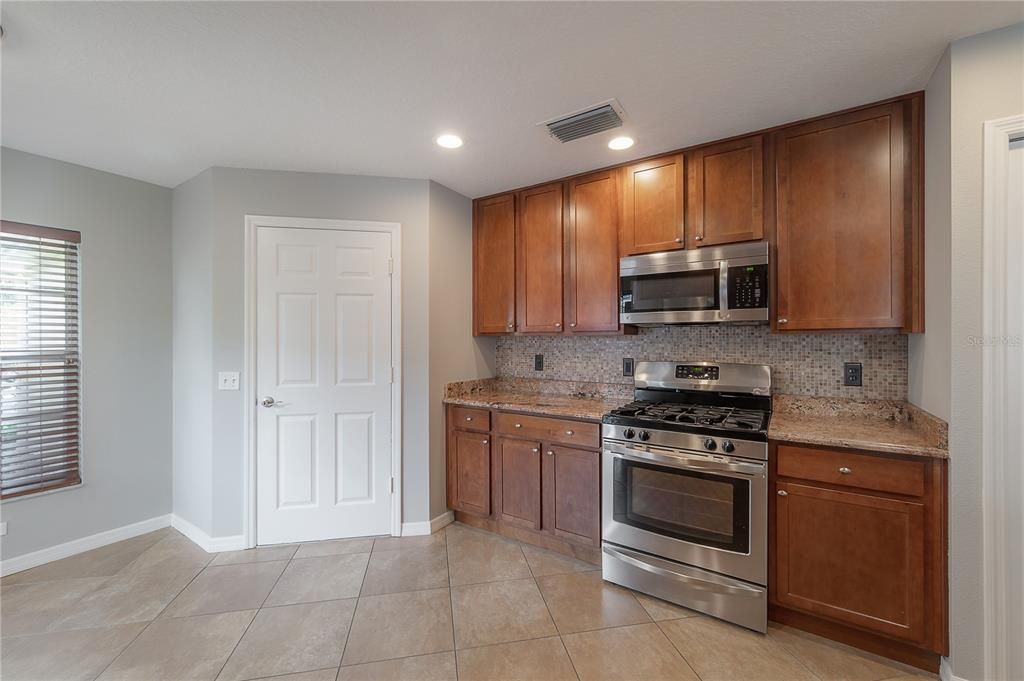 出租: $3,100 (3 贝兹, 2 浴室, 1549 平方英尺)