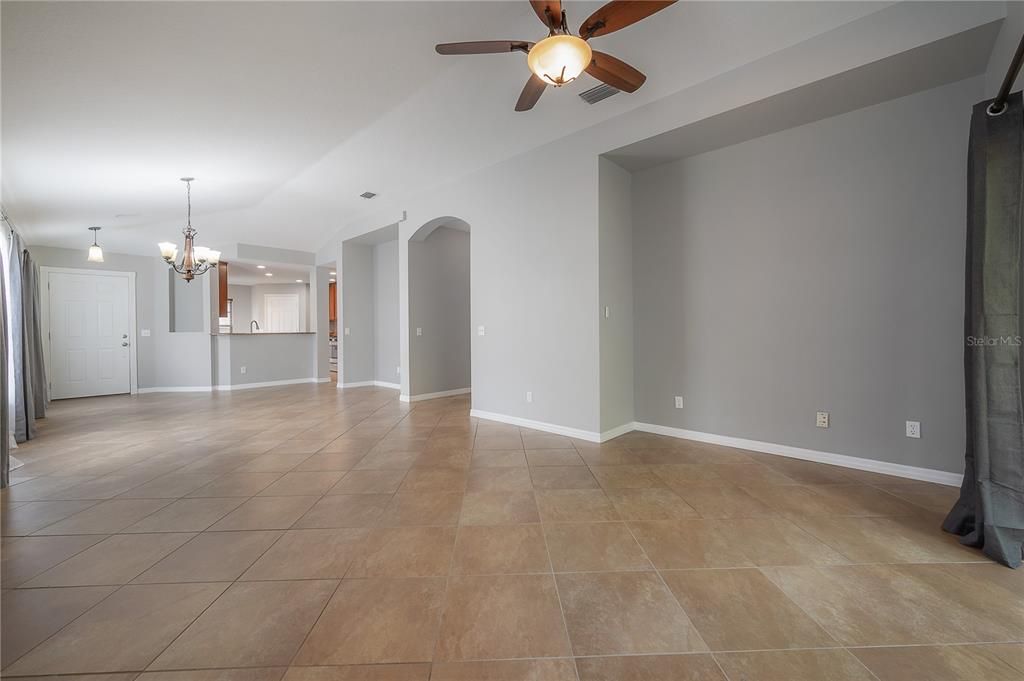 出租: $3,100 (3 贝兹, 2 浴室, 1549 平方英尺)