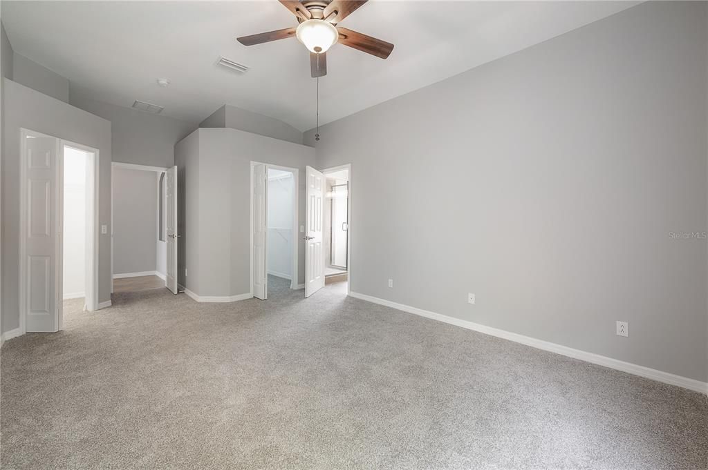 出租: $3,100 (3 贝兹, 2 浴室, 1549 平方英尺)