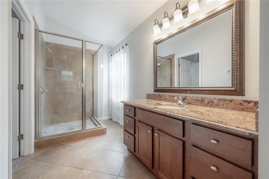 出租: $3,100 (3 贝兹, 2 浴室, 1549 平方英尺)