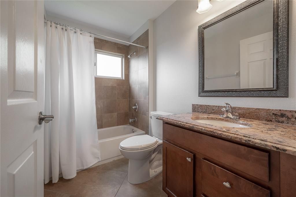 出租: $3,100 (3 贝兹, 2 浴室, 1549 平方英尺)