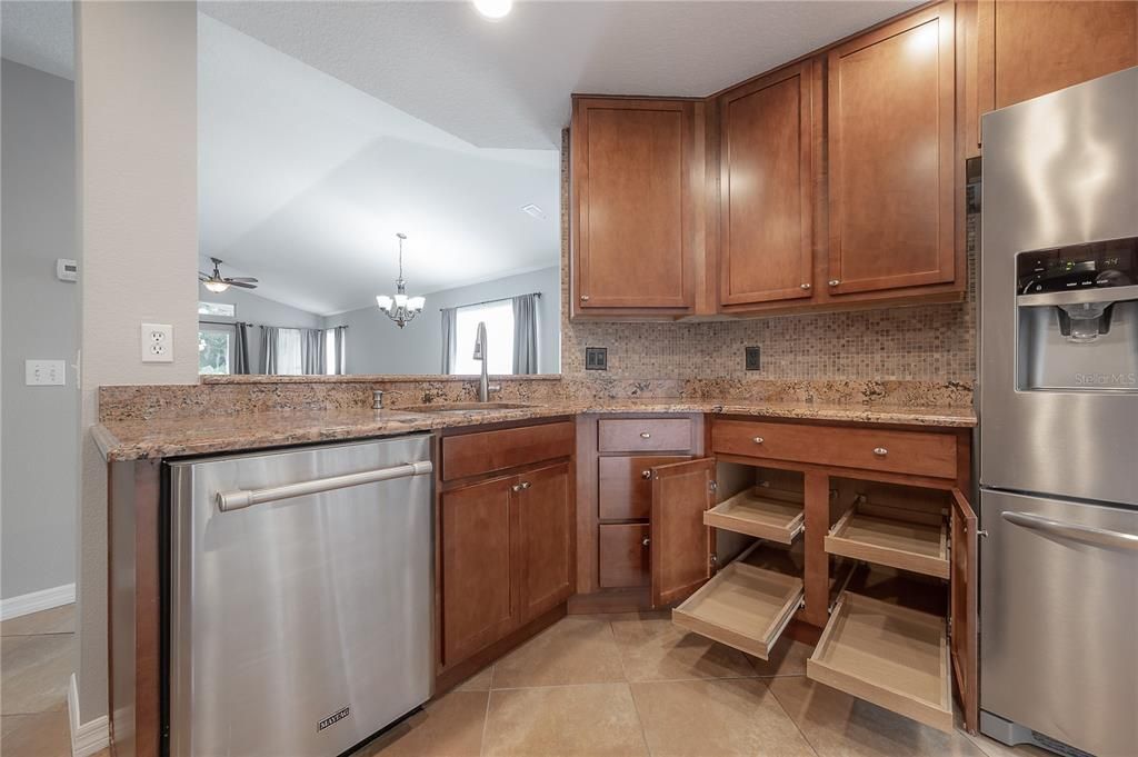 出租: $3,100 (3 贝兹, 2 浴室, 1549 平方英尺)