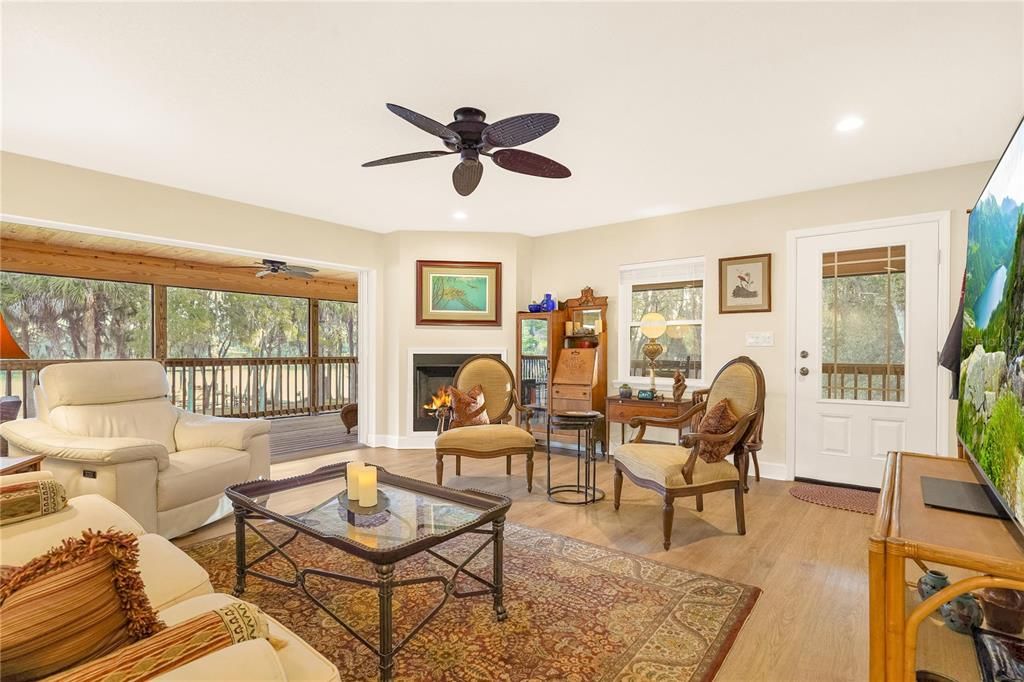 На продажу: $875,000 (2 спален, 2 ванн, 1915 Квадратных фут)