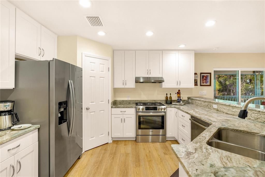 На продажу: $875,000 (2 спален, 2 ванн, 1915 Квадратных фут)